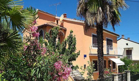 Apartment Clara 3 *
